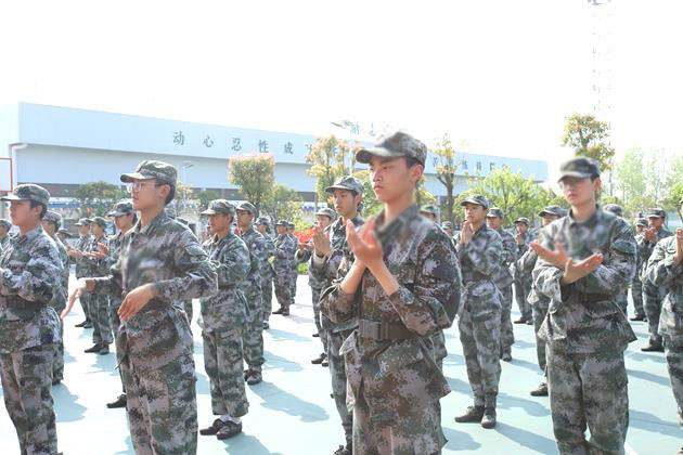 孩子偷窃被爸爸扭送警察局，如何管教有偷窃行为的孩子