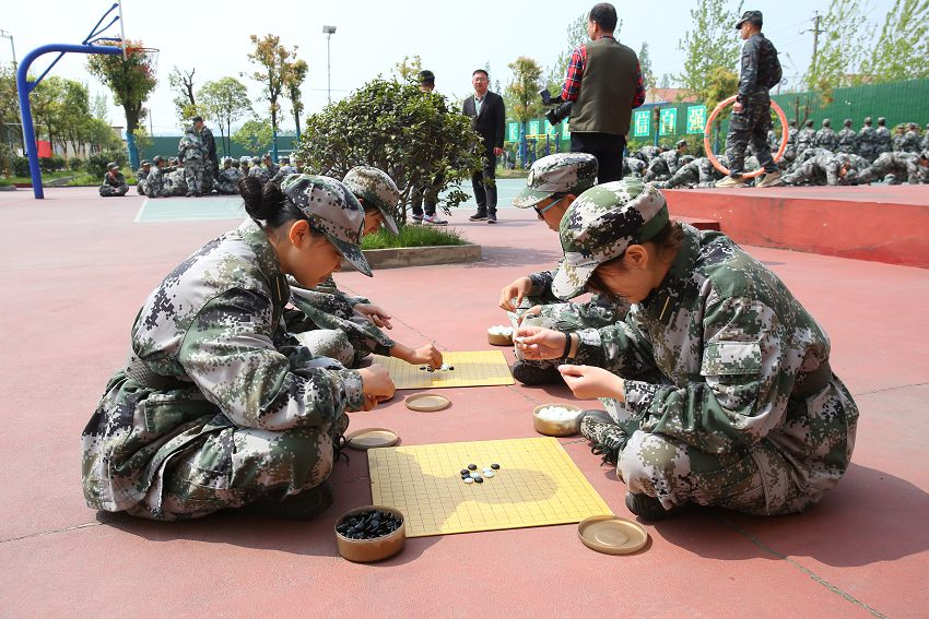 传统应试教育的分数驱使下，学生在准备逃跑