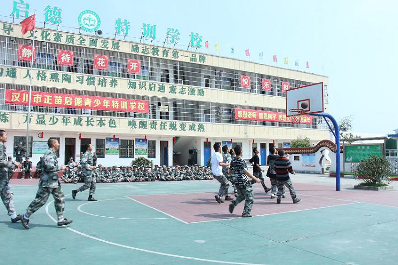 控制叛逆孩子的学校是什么样的？孩子叛逆该