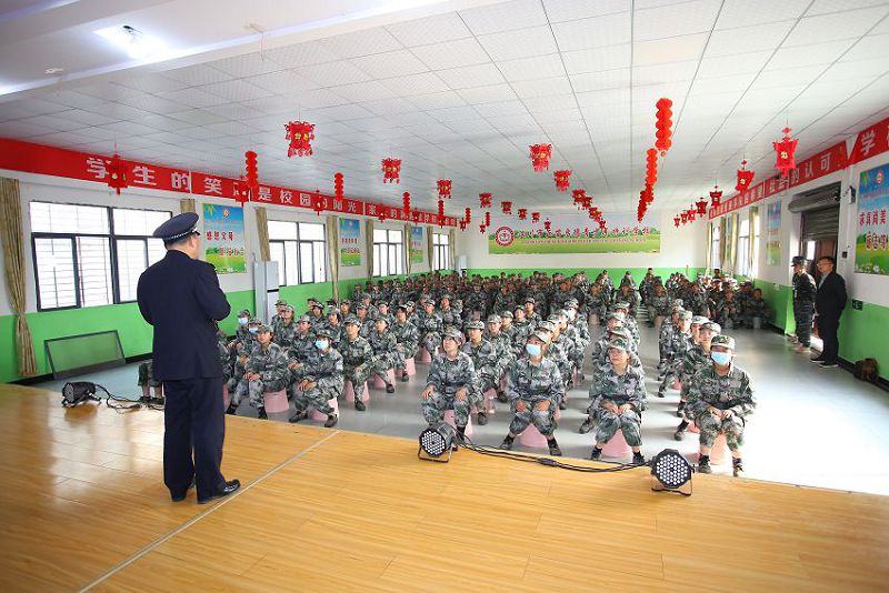 江苏南京全封闭式学校怎样教育孩子？(图1)