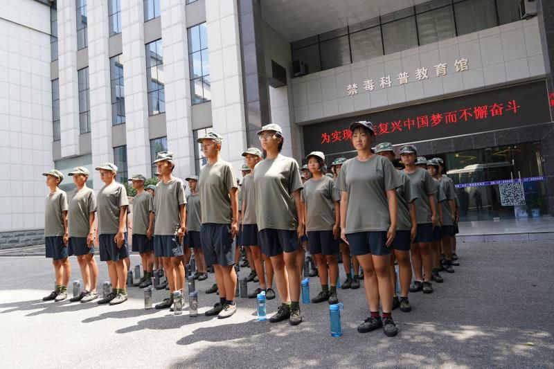 上海徐汇军事化管理学校收费贵吗？